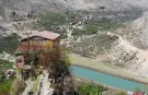 Kayaların Zirvesine Kurulan Hayat: Emekli Öğretmen Çiftin Azmi İlçenin Simgesi Oldu