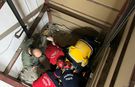 Asansör boşluğuna düştü! İtfaiye son anda kurtardı