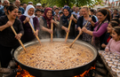Bir kap aşure, bin gönüle bereket
