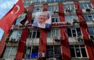 Özgür Özel'in kendisi gitti ama resimleri duruyor!