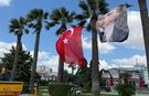 Aydemir Erdoğan’ın fotoğrafını gündeme taşıdı, Cumhuriyet Meydanı’ndaki bayrak gözden kaçtı!