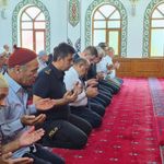 SINDIRGI’DA DEPREMİN 1. YILINDA DUALAR EDİLDİ, LOKMALAR PAYLAŞILDI