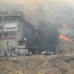 İzmir Karşıyaka'da Korkutan Yangın! Alevler Evlere Yaklaştı, Ekipler Müdahale Ediyor!
