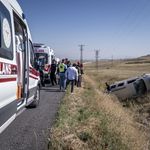 Erzurum Tepeköy Mevkiinde Korkunç Kaza: Hafif Ticari Araç Şarampole Devrildi! 5 Kişi Hastaneye Kaldırıldı
