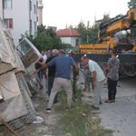 Yokuş Aşağı Sürüklenen Kamyoneti Durdurmak İsterken Duvar ile Araç Arasında Sıkıştı!