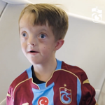 Trabzonspor Antrenmanında Sürpriz Ziyaret! Ünlü Liverpool Taraftarı Isaac Kearney Mohamed Salah İle Buluştu!
