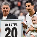 Tüpraş Stadı’nda Duygusal Anlar! Beşiktaş Kaptanı Necip Uysal Yeşil Sahalara Veda Etti!