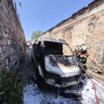 Ayvalık’ta Korkutan Anlar! Hastane Caddesi’nde Alev Alev Yanan Araca İtfaiye Ekipleri Müdahale Etti!