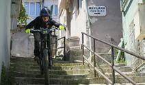 Tarihi sokaklarda bisiklet rüzgârı esti! Urban Downhill'de kıyasıya yarış