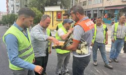 Dursun Mirza’dan Sahada Çalışan Personele Tatlı Jesti