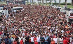 İzmir’de Grev 3. Gününde: İşçiler “Eşit İşe Eşit Ücret” Talebiyle Yürüdü