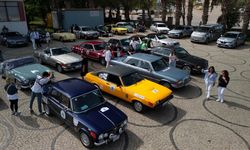 Bu Ralli Başka Ralli! Ayvalık'ta 1958 Model Araçla Zeytin Ağaçları Arasında Yarış...