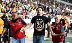 Hatayspor - Fenerbahçe Maçında Şok! Sahaya Galatasaray Taraftarı Girdi!