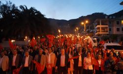 Meşalelerle Geldiler, İzmir Marşı’yla Coştular! Edremit’te 19 Mayıs Geçidi