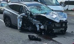 Kontrolden Çıkan Otomobil Otobüs Durağına Daldı: 2 Ağır Yaralı