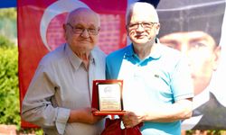 Burhaniye’de Vefa Buluşması: 70 Yaş Üstü Esnafa Plaketli Teşekkür