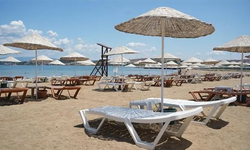 Ayvalık Plajlarında Şezlong Fiyatları El Yakıyor: Bodrum ve Marmaris’i Aratmıyor!