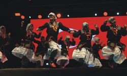 Ayvalık'ta 10. Uluslararası Halk Oyunları Festivali başladı