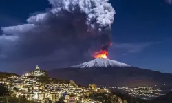 Etna Yanardağı'nda Dev Patlama! Lavlar 400 Metreye Ulaştı: Havacılıkta Kırmızı Alarm Verildi!