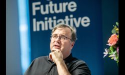 Linkedln'in Kurucusu Reid Hoffman'dan Gençlere Uyarı "Diplomanız Değil Yapay Zeka Yetkinliğiniz İş Bulmanızı Sağlayacak"