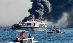Balıkesir'de Korkutan Yangın! Erdek Açıklarında Lüks Yat Alev Alev Yandı!