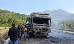 Buğday Yüklü Tır Yol Ortasında Alev Alev Yandı!
