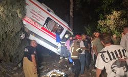 Bursa'da Feci Ambulans Kazası! Ambulans Duvarla Ağaç Arasına Sıkıştı! 5 Kişi Yaralandı!