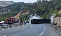 Balıkesir'de Trafik Durdu! Zift Yüklü Kamyon Alev Alev Yandı!