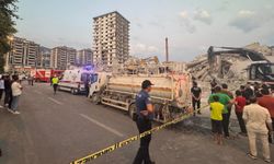 Kahramanmaraş'ta Feci Yıkım! Yıkım Esnasında Ağır Hasarlı Bina İş Makinesinin Üstüne Devrildi!