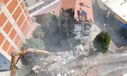 Sındırgı'da Ağır Hasarlı Binalar Yıkılıyor!
