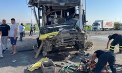 Mardin'de Feci Kaza! Halk Otobüsüyle Tır Çarpıştı! 9 Kişi Yaralandı, 1 Kişi Hayatını Kaybetti!