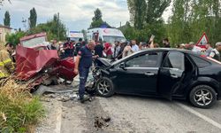 Sındırgı'da Feci Kaza! 2 Araç Kafa Kafaya Çarpıştı! 4 Yaralı