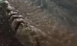 Balıkesir Toygar Mahallesi'nde Su Hattı Patladı! Cadde Göle Döndü!