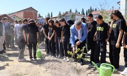 Kepsut’ta Minik Eller Geleceğe Nefes Oldu: Fidanlar Toprakla Buluştu