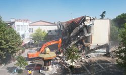 Sındırgı’da Depremde Hasar Gören Belediye Oteli Yıkılıyor