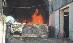 Adana'da Geri Dönüşüm Fabrikasında Feci Yangın! Duman Şehri Kapladı!