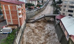 Borçka’da Şiddetli Yağış Sonrası Tarihi Taş Köprü Çöktü!