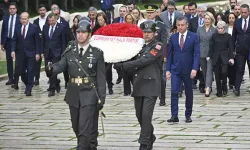 CHP Lideri Özgür Özel'den Anıtkabir Ziyareti: "Egemenliğin Sahibi Milletimizdir"
