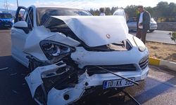 Koca Seyit Havalimanı Önünde Peş Peşe Trafik Kazaları: 2 Yaralı