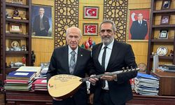 Yavuz Bingöl’den MHP Lideri Bahçeli’ye Sürpriz Ziyaret! Bağlamasını Hediye Etti