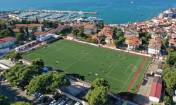 Deniz manzaralı statta futbol keyfi!