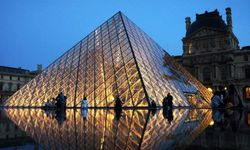 Louvre’da Film Gibi Soygun! Napolyon’un Mücevherleri Çalındı!