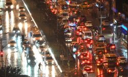 İstanbul’da Sağanak Yağış Hayatı Felç Etti: Caddeler Göle Döndü, Trafik Durdu!