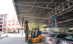 Edremit Belediyesi Cumhuriyet Mahallesi Pazaryeri’nin Çatı Sorununu Çözüyor