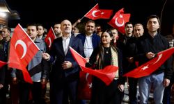 Marmara Adalar’da Cumhuriyet Yürüyüşü Coşkusu! Kırmızı-Beyaz Gecede Bayraklar Dalgalandı