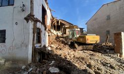 Bigadiç Belediyesi Metruk ve Riskli Yapıların Yıkım Çalışmalarını Sürdürüyor