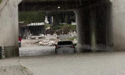 Edremit’i Sel Vurdu! Sokaklar Göle Döndü, Ev ve İş Yerlerini Su Bastı!