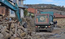 Sındırgı’da 4,9 Büyüklüğünde Deprem: Halk Sokaklara Döküldü, Korku Yeniden Tırmandı