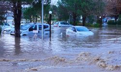 Ayvalık’ta Sağanak ve Dolu Etkili Oldu: Sokaklar Göle Döndü!