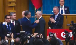 İstanbul Milletvekili Doğan Demir CHP’ye Katıldı! Rozetini Özgür Özel Taktı
